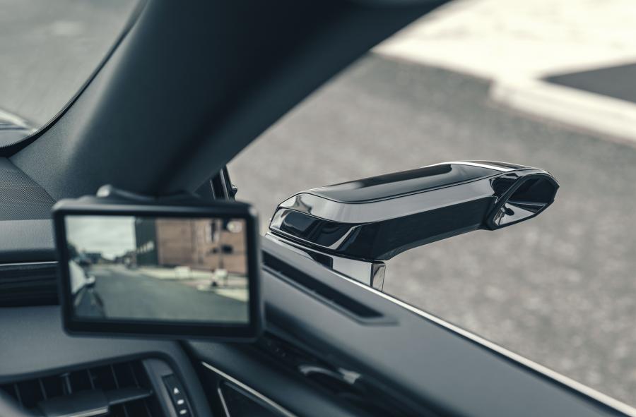 Детали интерьера Lexus ES300h with Digital Door Monitors 2020 года  (UK) (фото 38 из 40)